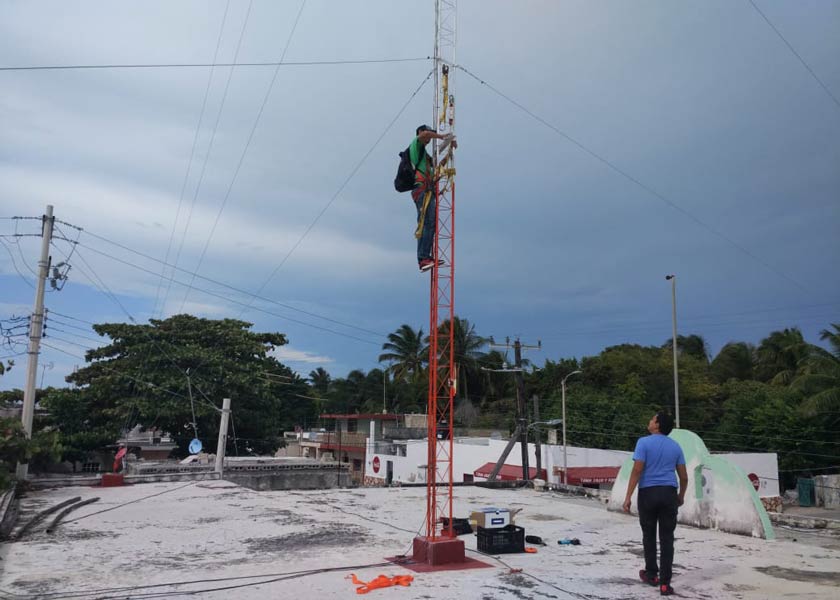 Instalando estación meteorológica en Chuburná, Yucatán